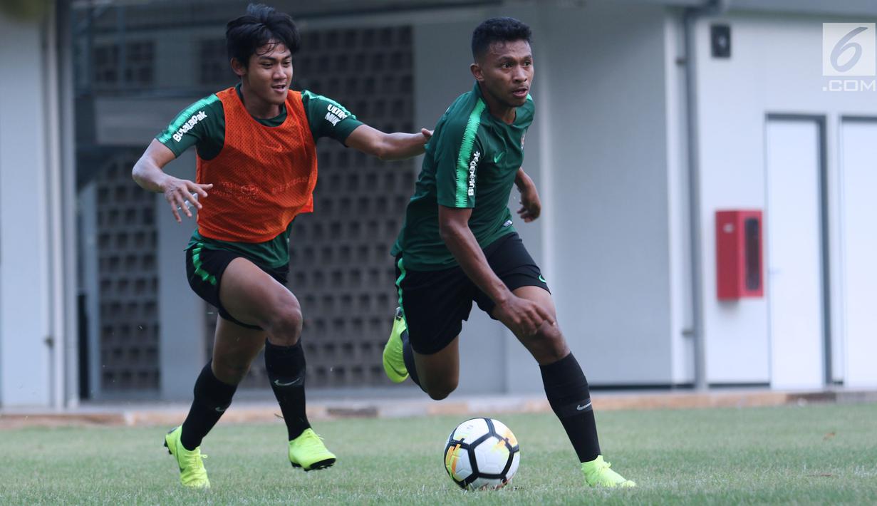 Pemain Timnas Indonesia U-19, Rifad Marasabessy (depan) bersama Firza Andika saat latihan jelang laga perdana Grup A Piala AFC U-19 melawan Chinese Taipei di Lapangan A Kompleks GBK, Jakarta, Rabu (17/10). (Liputan6.com/Helmi Fithriansyah)