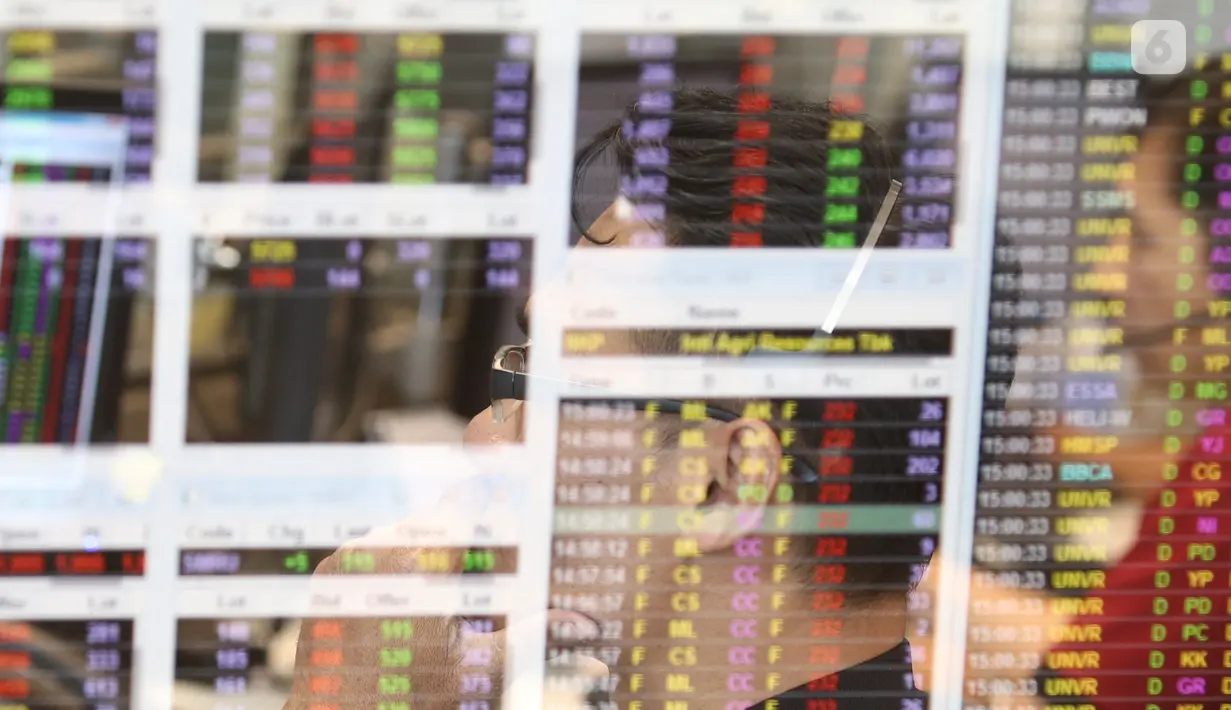 Pekerja mengamati pergerakan Indeks Harga Saham Gabungan (IHSG) di salah satu perusahaan Sekuritas, Jakarta, Rabu (14/11).  Indeks Harga Saham Gabungan (IHSG) berhasil bertahan di zona hijau pada penutupan perdagangan hari ini. (Liputan6.com/Angga Yuniar)