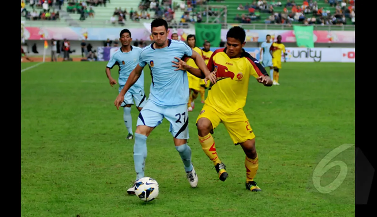 Pemain Depan Persela, Pedro Javier (kiri) saat melawati pemain belakang Sriwijaya FC saat laga SCM Cup 2015 di Stadion Jakabaring, Palembang, Minggu (25/1/2015) Sriwijaya menang 2-1 atas Persela. (Liputan6.com/Johan Tallo)