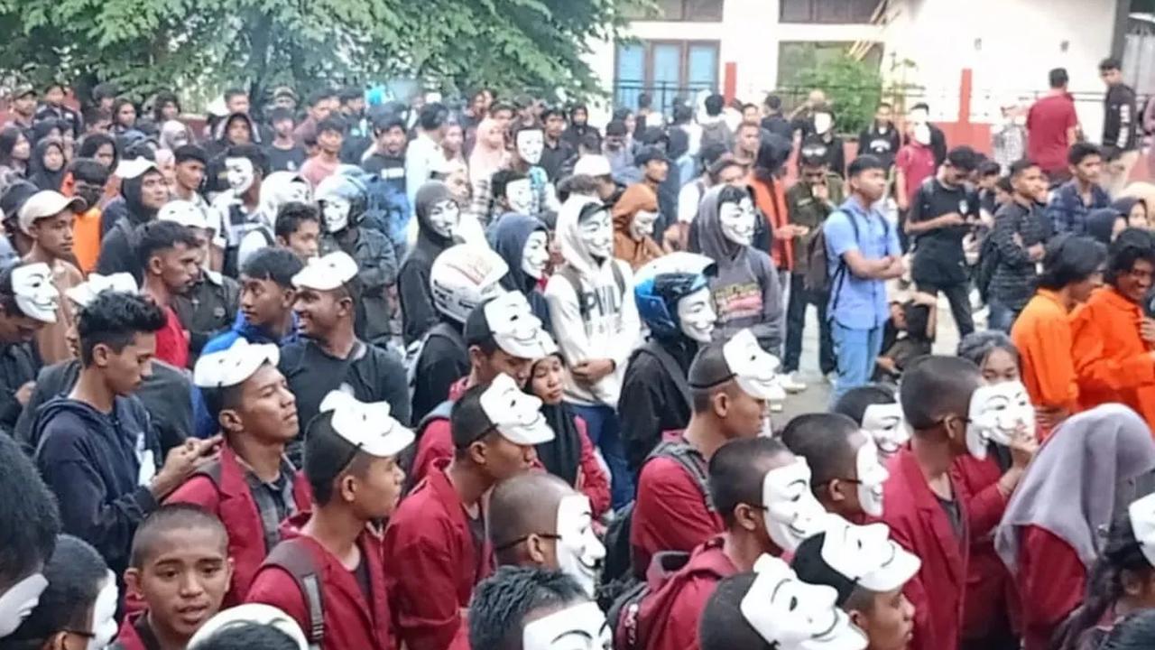 Ribuan mahasiswa saat berpartisipasi dalam aksi mimbar demokrasi melawan Politik Dinasti di halaman Universitas Sulawesi Tenggara, Kendari, Selasa (5/12/2023).