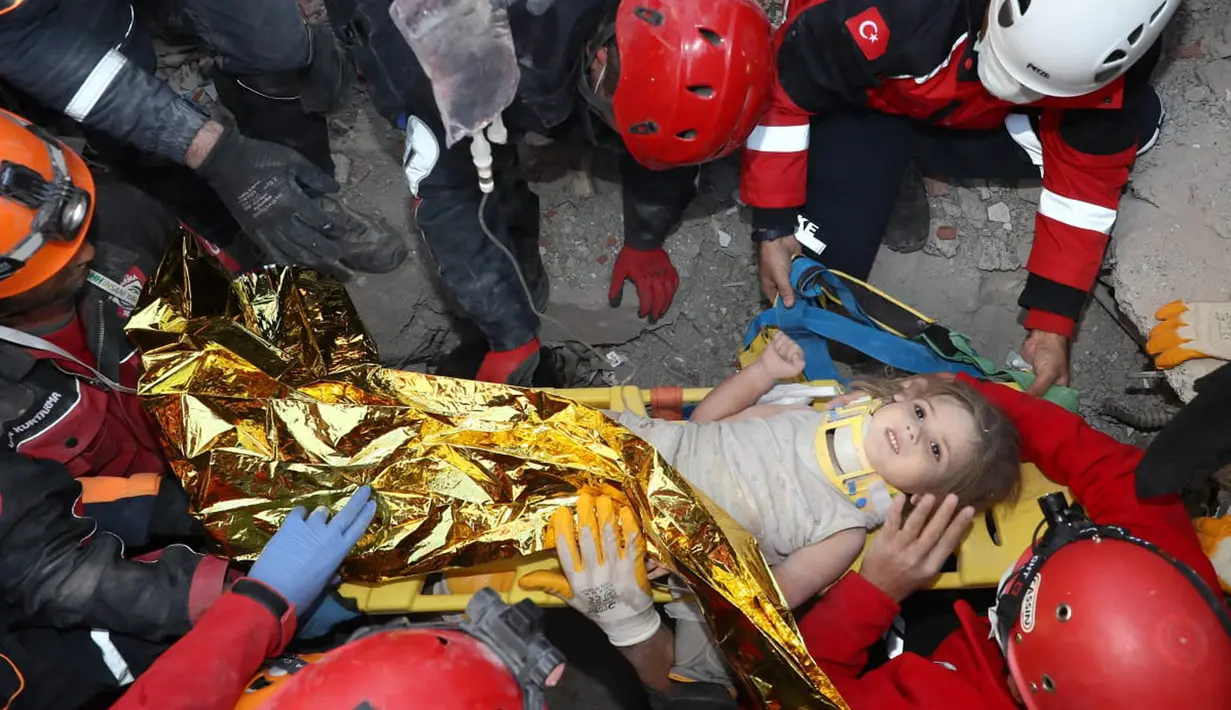 Petugas penyelamat berhasil mengevakuasi Ayda Gezgin, 3, yang terjebak reruntuhan gedung apartemen setelah gempa bumi dahsyat di kota Izmir, Turki, Selasa (3/11/2020). Ayda Gazgin berhasil diselamatkan dari bawah reruntuhan bangunan setelah terkubur selama 4 hari atau sekitar 91 jam. (AFAD via AP)