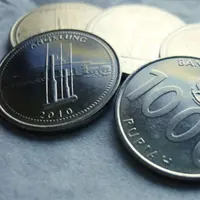 Yes, uang koin ini hasil tabungannya selama 6 tahun. Seluruh pegawai dealer dikerahkan untuk menghitungnya. Ada Rp 18 juta, wow!