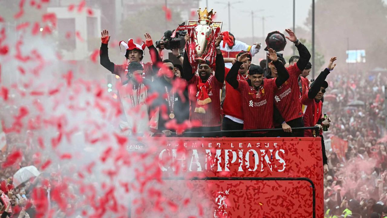 Mobil tabrak kerumunan suporter di pesta juara Liverpool
