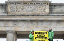FOTO: Protes Dampak Fast Fashion, Aktivis Lingkungan Pajang Gunungan Sampah Pakaian Bekas di Berlin