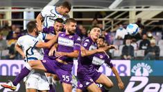 Inter Milan berhasil membawa kemenangan dari markas Fiorentina dalam duel laga pekan kelima Liga Italia 2021/2022. (AFP/Andreas Solaro)