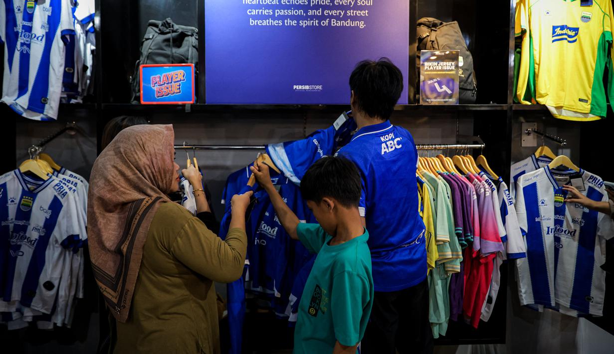 Suporter tim Maung Bandung memadati Persib Store di Kota Bandung, Jawa Barat, Sabtu (23/5/2026). (Bola.com/Bagaskara Lazuardi)
