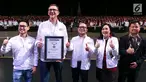 Menaker, Hanif Dhakiri (tengah) bersama jajaran Direksi Sampoerna foto bersama pada penghargaan Rekor MURI, di Tangerang, Kamis (22/11). Sampoerna mencatatkan MURI Komitmen Secara Digital oleh Peretail Tradisional Terbanyak. (Liputan6.com/HO/Ading)