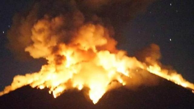 Download 53 Koleksi Gambar Gunung Agung Meletus Paling Bagus HD