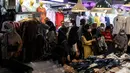 Warga memilih pakaian di Pasar Tanah Abang, Jakarta, Selasa (6/4/2021). Menjelang bulan Ramadan, Pasar Tanah Abang mulai dipadati pengunjung untuk berbelanja busana, namun menurut pedagang jumlah pengunjung bulan Ramadan kali ini tidak seramai sebelum pandemi Covid-19. (Liputan6.com/Johan Tallo)