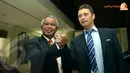 Usai pertemuan, Ketua PSSI, Djohar Arifin (kiri) bersalaman dengan perwakilan FIFA, David Borja yang juga menjabat sebagai Senior Manager Development Programes Asia (Liputan6.com/Helmi Fithriansyah)