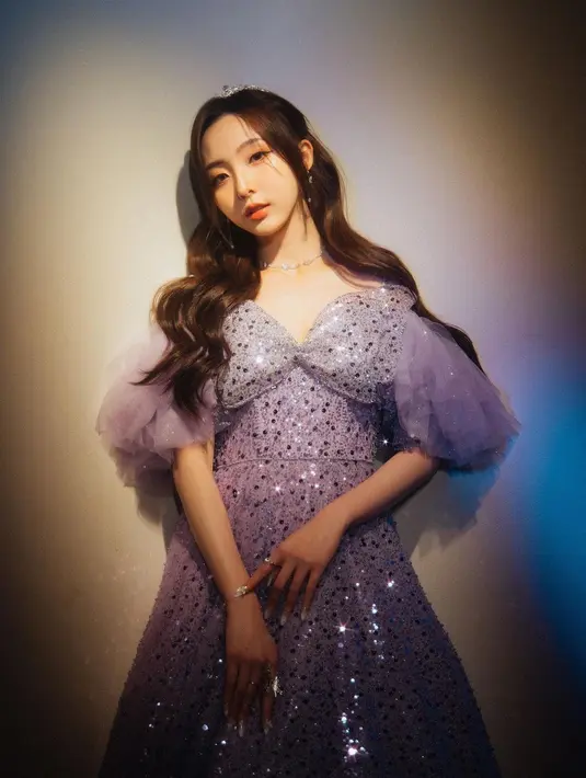 Vibes princess dari Nene semakin terpancar saat ia memakai off shoulder dress bling-bling yang dipadukan dengan tiara. [@nenevader]