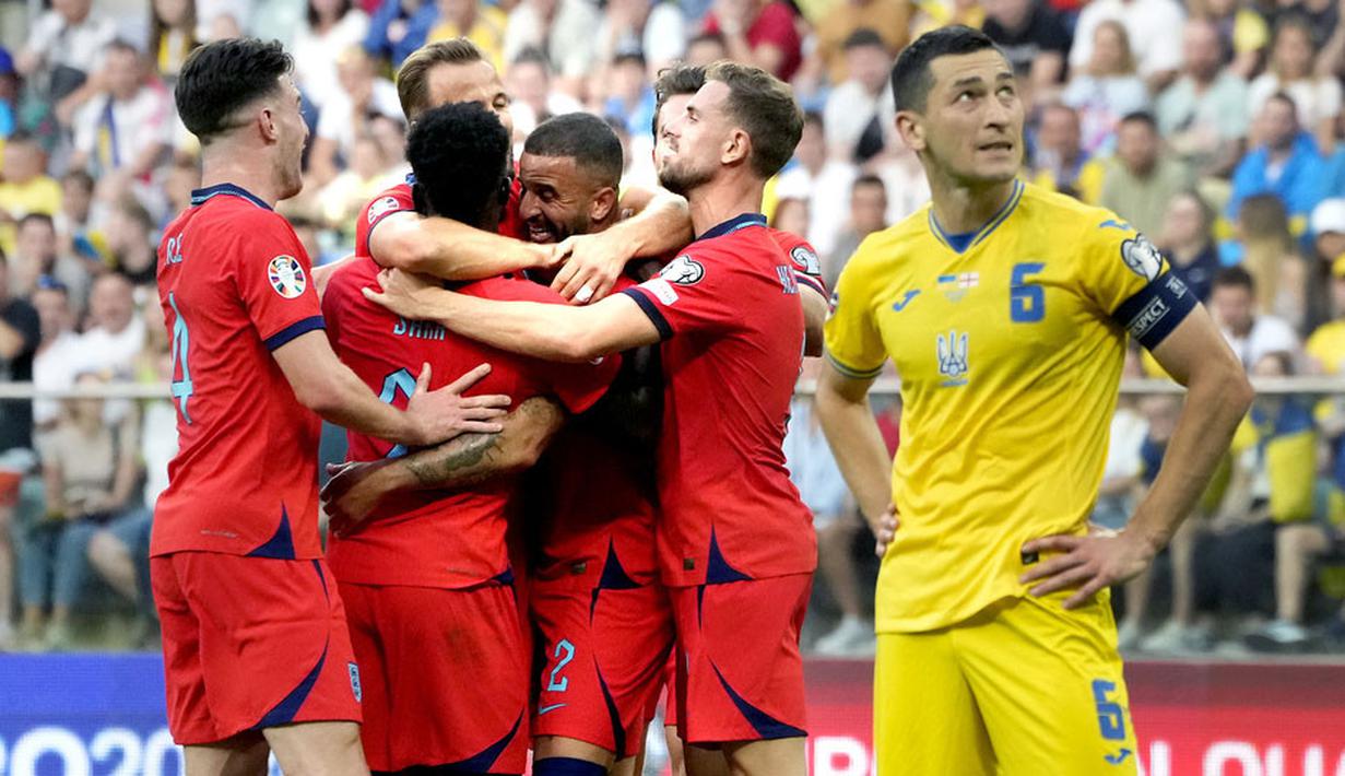 Para pemain Inggris merayakan gol yang dicetak oleh Kyle Walker ke gawang Ukraina pada matchday kelima Grup C Kualifikasi Euro 2024 di Tarczynski Arena, Polandia, Minggu (10/9/2023). Kedua tim bermain sama kuat 1-1. (AP Photo/Czarek Sokolowski)
