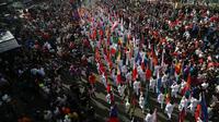 Arak-arakan bendera peserta Sidang Umum Interpol dari Monas ke Bundaran HI (Liputan6.com/ Johan Tallo)