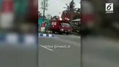 Aksi heroik ditunjukkan seorang sopir truk. Ia dengan berani membuang tabung gas yang sedang terbakar.