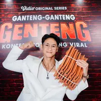 Antonio memerankan Joni Wirata pada series Ganteng Ganteng Genteng. [Dok/Vidio]