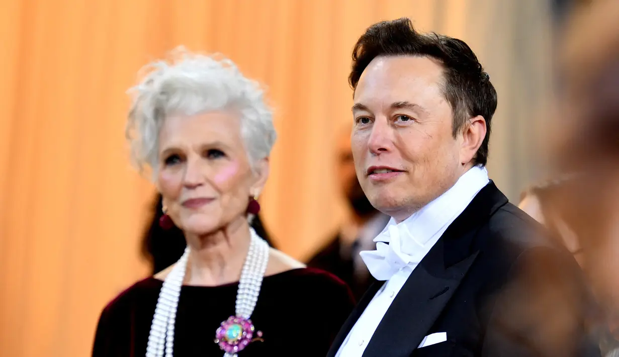 <p>CEO dan chief engineer SpaceX Elon Musk (kanan) bersama ibunya supermodel Maye Musk menghadiri acara Met Gala 2022 di Metropolitan Museum of Art, New York, Amerika Serikat, 2 Mei 2022. Tema Met Gala 2022 adalah "In America: An Anthology of Fashion". (ANGELA WEISS/AFP)</p>