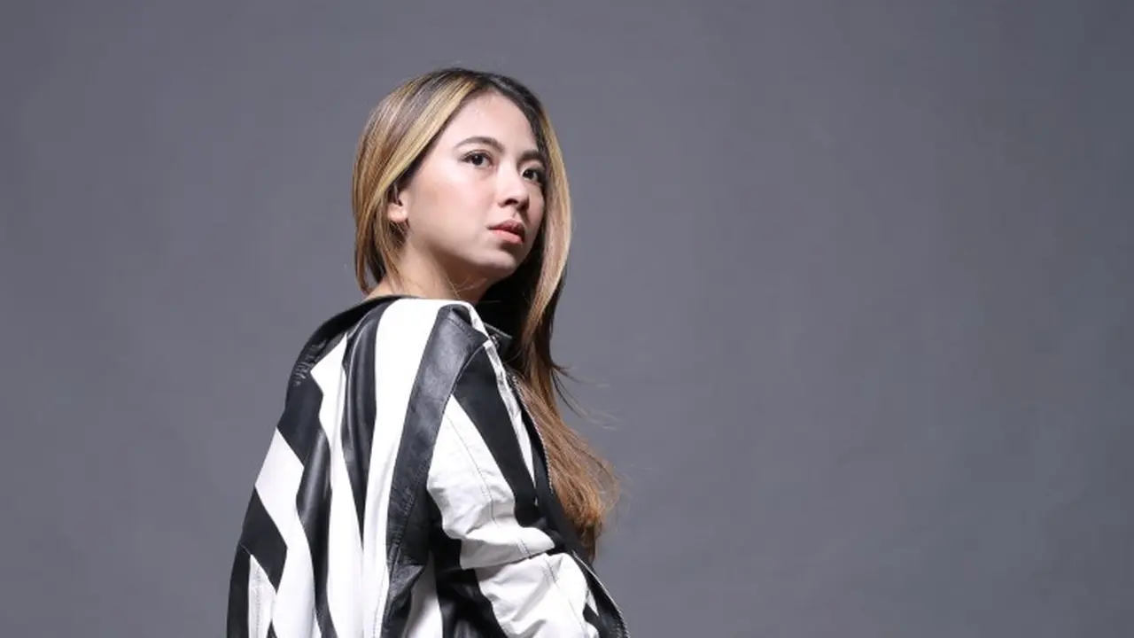 [Bintang] Keseruan Nadia Vega Saat Latihan Vokal