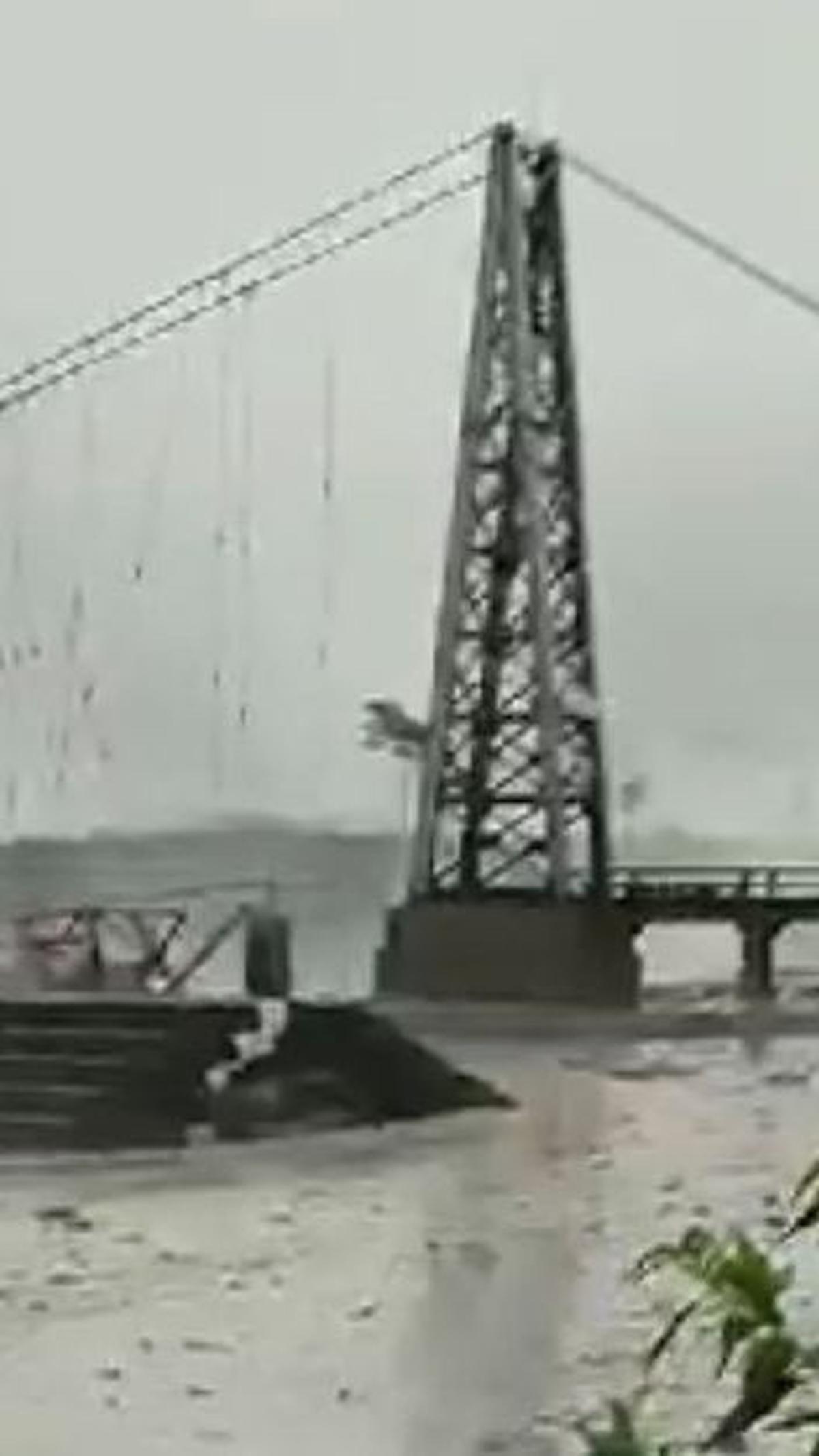 Selain itu, jembatan gantung Kali Regoyo penghubung antar kampung di Desa Sumberwuluh, Kecamatan Candipuro, Kabupaten Lumajang juga terputus.