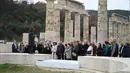 Perdana Menteri Yunani Kyriakos Mitsotakis yang menghadiri upacara pembukaan kembali situs ini menggambarkannya sebagai “monumen penting bagi dunia”. (AP Photo/Giannis Papanikos)