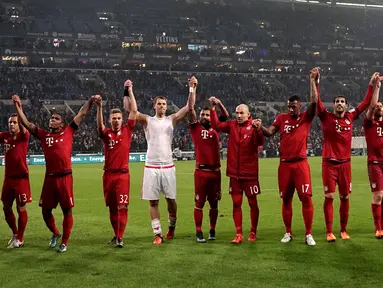 Para pemain Bayern Munich merayakan kemenangan atas Shalke 04 pada lanjutan Bundesliga di Gelsenkirchen, Jerman,Minggu (22/11/2015) dini hari WIB. Bayern Munich  menang 3-1.  (AFP Photo/Patrik Stollarz)