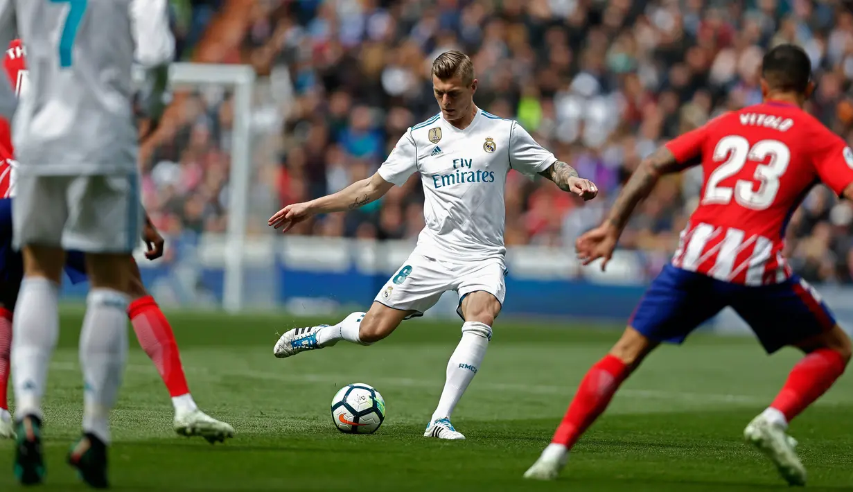 Pemain Real Madrid Toni Kroos bersiap menendang bola saat melawan Atletico Madrid dalam pertandingan La Liga Spanyol di stadion Santiago Bernabeu di Madrid (8/4). Real Madrid ditahan imbang 1-1 oleh Atletico Madrid. (AP Photo / Francisco Seco)