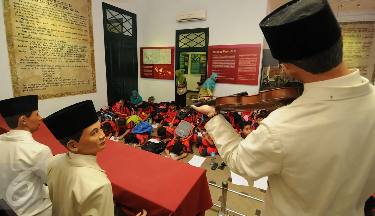 Sejumlah murid SD mengerjakan tugas di depan patung diorama di Museum Sumpah Pemuda, Jakarta, Selasa (27/10/2015). Jelang peringatan 87 tahun Sumpah Pemuda, museum ini ramai dikunjungi masyarakat. (Liputan6.com/Helmi Fithriansyah)
