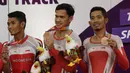 Pebalap sepeda Indonesia, Muhammad Fadli, M Habib dan Losu Marthin, menunjukan medali pada Asian Para Games di Velodrome, Jakarta, Kamis (11/10/2018). Tim Indonesia berhasil meraih medali perunggu. (Bola.com/M Iqbal Ichsan)
