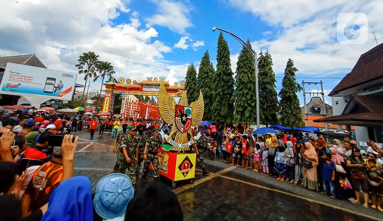 Sejumlah tentara membawa lambang Garuda saat karnaval  budaya Festival Grebeg Sudiro di kawasan Pasar Gede, Surakarta, Jawa Tengah, Minggu ( 19/1/2020). Grebeg Sudiro merupakan acara tahunan untuk menyambut Tahun Baru Imlek. (Liputan6.com/Gholib)