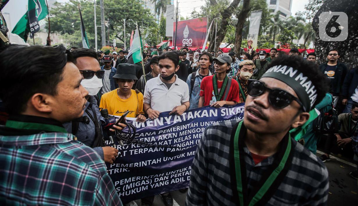 Sejumlah massa yang tergabung dalam Himpunan Mahasiswa Islam (HMI) menggelar aksi di depan Patung Kuda, Jakarta, Senin (29/8/2022). Mereka menolak rencana pemerintah untuk menaikkan harga BBM bersubsidi karena akan mengorbankan kondisi ekonomi rakyat, terutama masyarakat kelas menengah ke bawah dan pelaku Usaha Mikro Kecil Menengah (UMKM), yang belum sepenuhnya pulih akibat terpaan pandemi COVID-19. (Liputan6.com/Faizal Fanani)