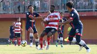 Uji coba Madura United vs Selangor FA di Stadion Ratu Pamelingan, Pamekasan, Selasa (4/9/2018). (Bola.com/Aditya Wany)