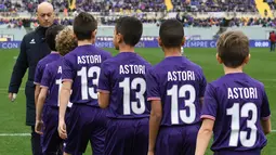 Anak-anak mengenakan seragam Fiorentina dengan nama punggung Astori dan bernomor 13 jelang pertandingan Fiorentina vs Benevento di stadion Artemio Franchi di Florence (11/3). (AFP Photo/Claudio Giovannini)