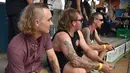 Para peserta menunggu penilaian gaya rambutnya dalam Mulletfest 2018 di Kota Kurri Kurri, Sydney, Australia, Sabtu (24/2). Mullet memiliki ciri khas potongan pendek di bagian depan, bervolume, serta panjang di samping dan belakang. (PETER PARKS/AFP)