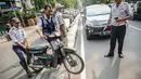 Petugas Dishub mengangkut sepeda motor saat melakukan penertiban parkir liar di atas trotoar kawasan KH Wahid Hasyim, Jakarta, Selasa (1/8). Penertiban dalam rangka 'Bulan Patuh Trotoar' itu untuk mengembalikan fungsi trotoar. (Liputan6.com/Faizal Fanani)