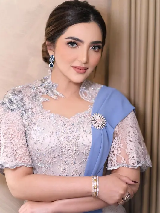 Kebaya pilihan Ashanty di momen lamaran Thariq Halilintar dan Aaliyah Massaid juga menarik disimak. Sebuah kebaya yang telah dimodernisasi bernuansa putih kebiruan penuh payet berkilauan, dipadu kain batik bernuansa biru serasi, dan selendang biru polos. [@ashanty_ash].