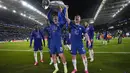 Pemain Chelsea Kai Havertz dan Timo Werner mengangkat trofi Liga Champions saat merayakan juara usai mengalahkan Manchester City pada babak final Liga Champions di Stadion Dragao di Porto, Portugal, Minggu (30/5/2021). (AP Photo/Manu Fernandez, Pool)