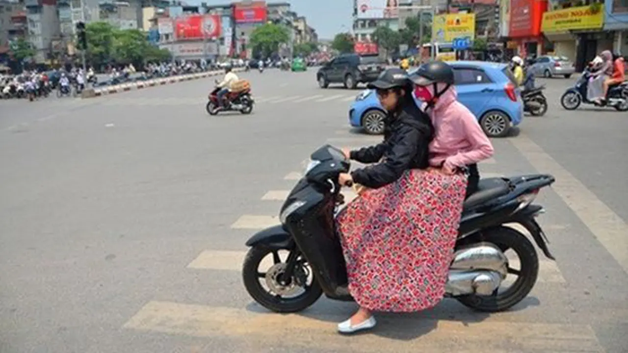 Musim Panas di Vietnam Buat Warga Lakukan Hal Konyol