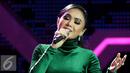 Eskpresi Yuni Shara saat tampil di acara Golden Memories di Studio 5 Indosiar, Jakarta, Jumat (13/01). Turut memeriahkan artis - artis lawas seperti, Jose Mari Chan, Nia Daniaty dan Betharia Sonata. (Liputan6.com/JohanTallo)
