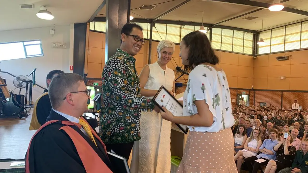 Claudia Sophie Petrin, lulusan SMA Anglican Macarthur menjadi yang terbaik di bidang Bahasa Indonesia kategori Ekstensi se-New South Wales (NSW), Australia (KJRI Sydney)