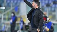 Pelatih Napoli, Gennaro Gattuso memberikan instruksi ke pemainnya saat bertanding melawan AS Roma pada pertandingan lanjutan Liga Serie A Italia di stadion Olimpiade di Roma, Senin (22/3/2021). Napoli menang atas AS Roma 2-0. (AFP/Alberto Pizzoli)