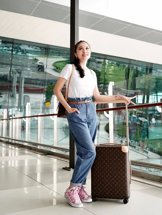 Kemudian Sandra Dewi pun menceritakan kalau anak-anaknya memang suka berada di depan kamera. Jadi kegiatan syuting pun tampak menyenangkan untuk buah hatinya. (Instagram/sandradewi88)