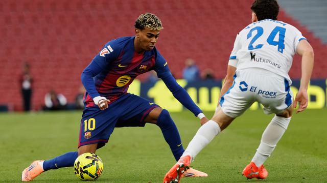 Pemain Barcelona, Lamine Yamal (kiri), berebut bola dengan pemain Alaves, Victor Parada