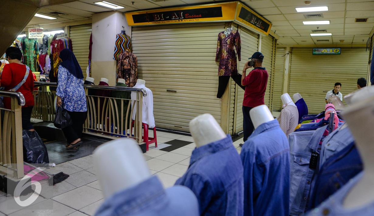 Sejumlah pengunjung saat mengunjungi Pasar Tanah Abang Blok C, Jakarta, Selasa, (22/7/2015). Usai liburan lebaran Pasar Tanah Abang akan normal kembali pada 27 Juli mendatang. (Liputan6.com/Faizal Fanani)