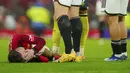 Gelandang Manchester United, Alejandro Garnacho mengerang kesakitan setelah mengalami cedera saat menghadapi Bournemouth pada laga pekan ke-16 Liga Inggris 2023/2024 di Old Trafford Stadium, Sabtu (9/12/2023). (AP Photo/Jon Super)