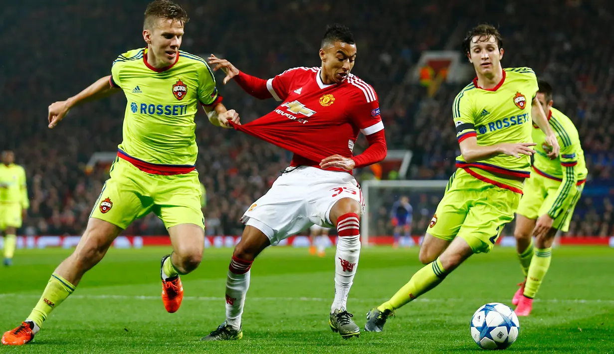 Gelandang MU, Jesse Lingard (tengah) berusaha melewati dua pemain CSKA Moscow pada liga champions di stadion Old Trafford,Inggris (3/11). Manchester United menang atas CSKA Moscow dengan skor 1-0. (Reuters/Darren Staples)