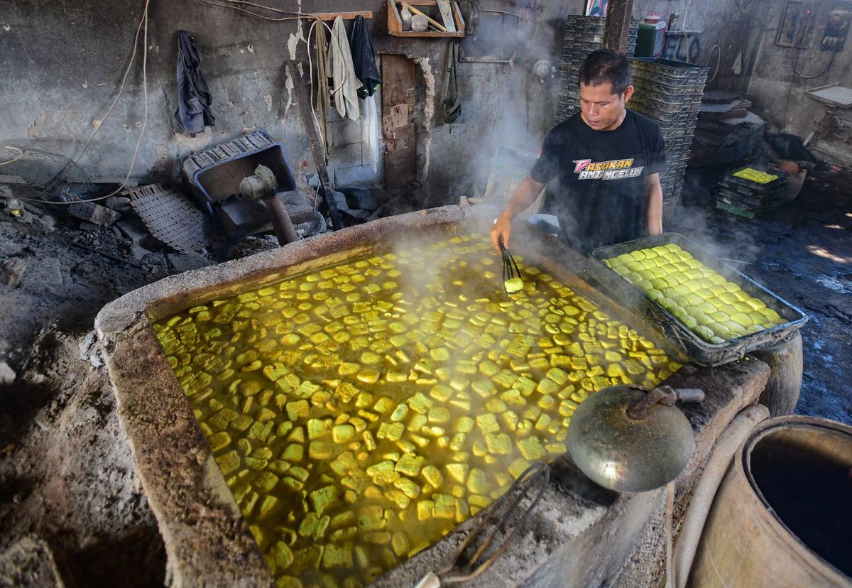 FOTO: Harga Kedelai Impor Naik Produsen Tahu di Depok Kurangi Ukuran Produk