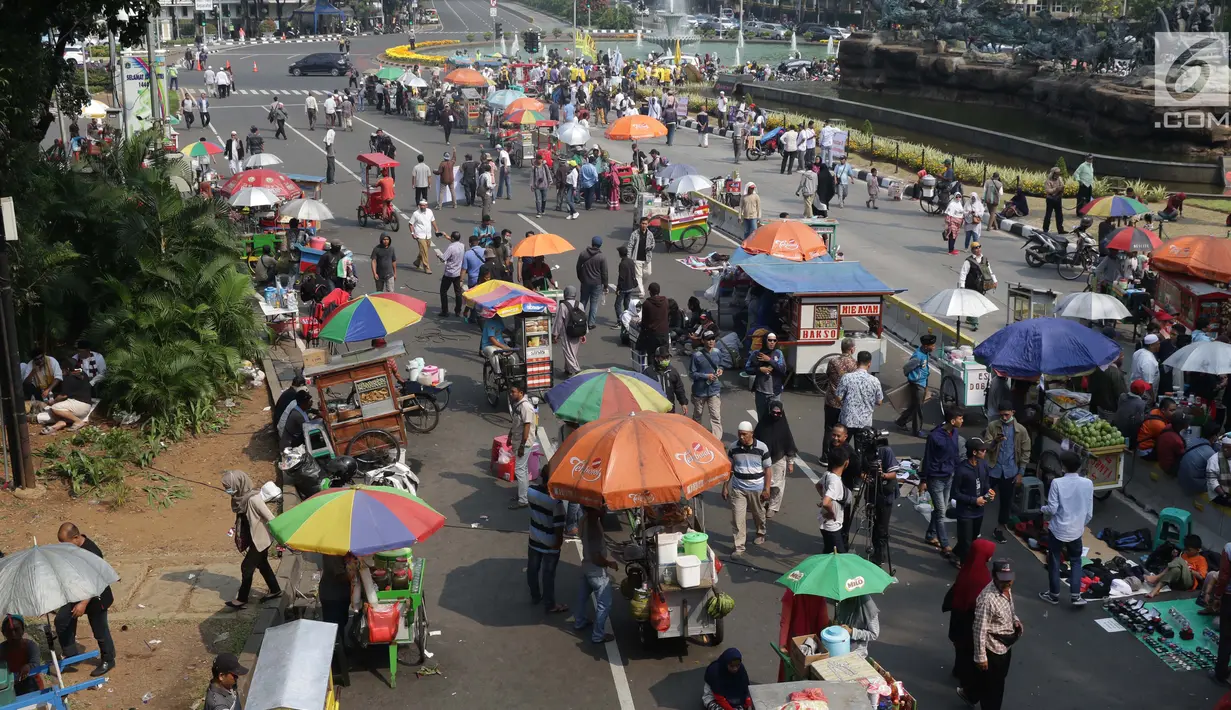 Deretan pedagang asongan berjejer di sekitaran Jalan Medan Merdeka Barat, Jakarta, Kamis (27/6/2019). Massa yang melakukan aksi terkait sidang putusan perselisihan hasil Pilpres 2019 memberi keuntungan bagi para pedagang. (Liputan6.com/Helmi Fithriansyah)