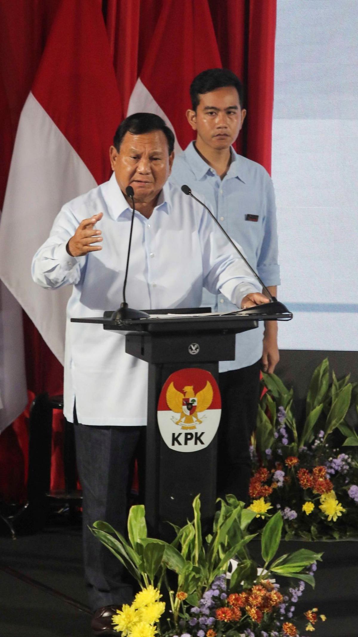 "Jadi menurut pandangan saya, kita harus dengan secara realistis mengatur kualitas hidup semua pengambil-pengambil keputusan yang mengendalikan roda pemerintahan, terutama yang memegang anggaran besar, kualitas hidupnya ini harus dijamin dan diperbaiki," 
