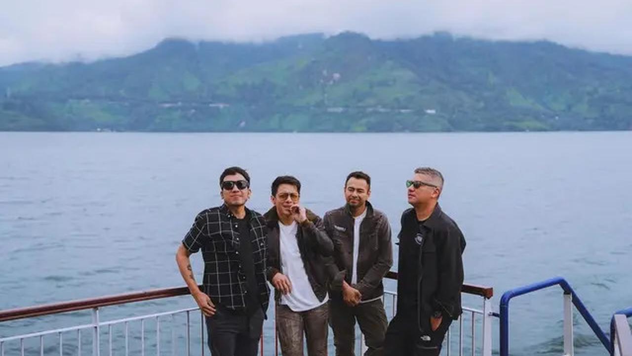 6 Potret Raffi Ahmad, Gading Marten, Desta dan Ariel Noah di Danau Toba, Pose di Kapal Hingga Naik Moge