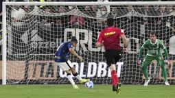 Pemain Inter Milan Alexis Sanchez (tengah) mencetak gol ke gawang Spezia pada pertandingan Serie A di Stadion Alberto Picco, Spezia, Italia, 15 April 2022. Inter Milan menang 3-1. (Tano Pecoraro/LaPresse via AP)