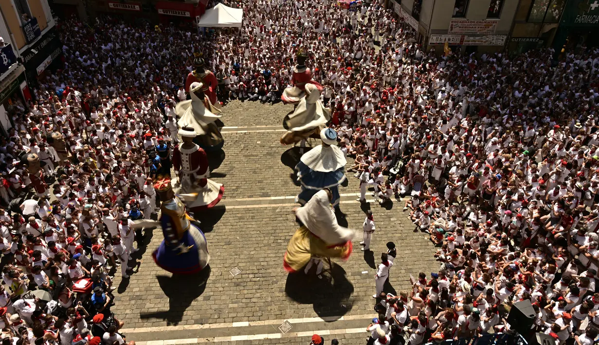 Anggota San Fermin Comparsa menari di Alun-Alun Plaza del Ayuntamiento pada hari terakhir Festival San Fermin di Pamplona, Spanyol, 14 Juli 2022. Ribuan orang dari seluruh dunia berduyun-duyun ke Pamplona selama sembilan hari setiap tahun untuk bersuka ria dalam pesta tanpa henti pada festival adu banteng yang ditangguhkan selama dua tahun terakhir karena pandemi virus corona COVID-19. (AP Photo/Alvaro Barrientos)